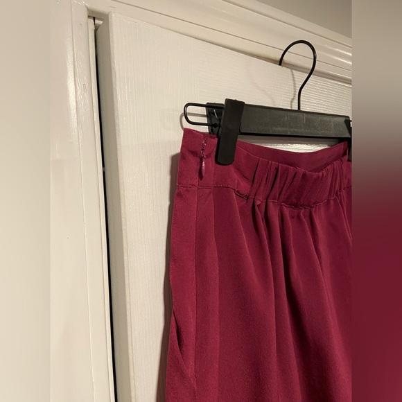 Harper & Gray Size S Silky Pleated Front Elastic Waist Burgundy Zip Midi Skirt - Picture 9 of 12